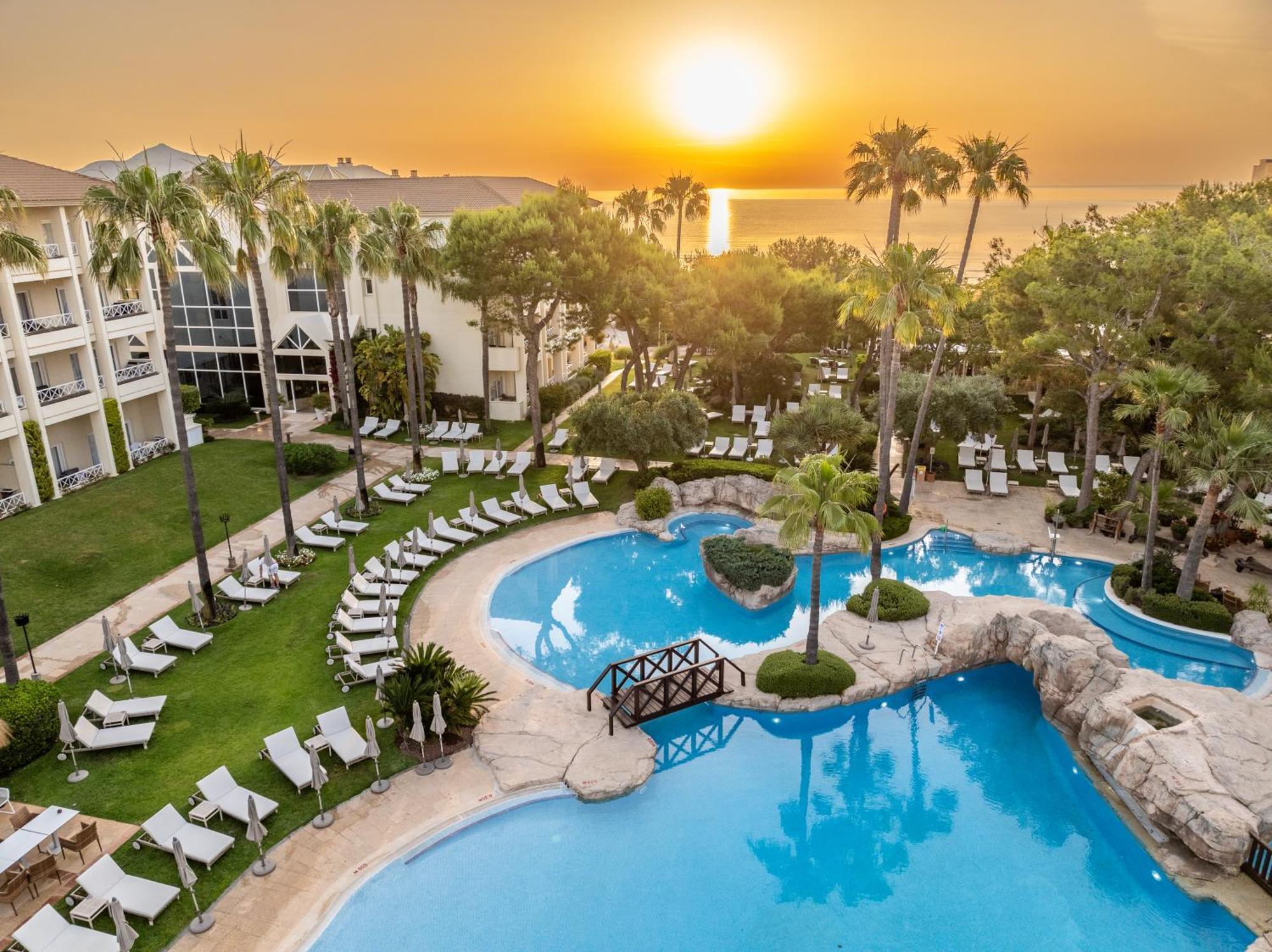 Grupotel Parc Natural & Spa Playa de Muro (Mallorca) Exterior foto Sunset at the hotel