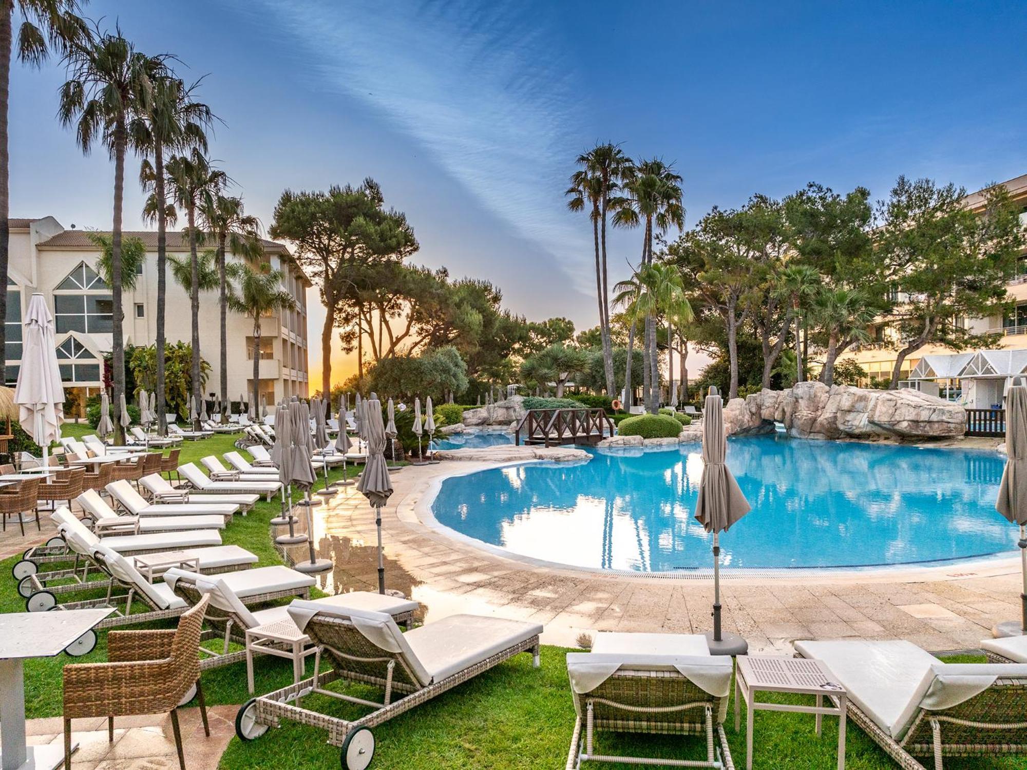 Grupotel Parc Natural & Spa Playa de Muro (Mallorca) Exterior foto The pool at the Hotel Majestic