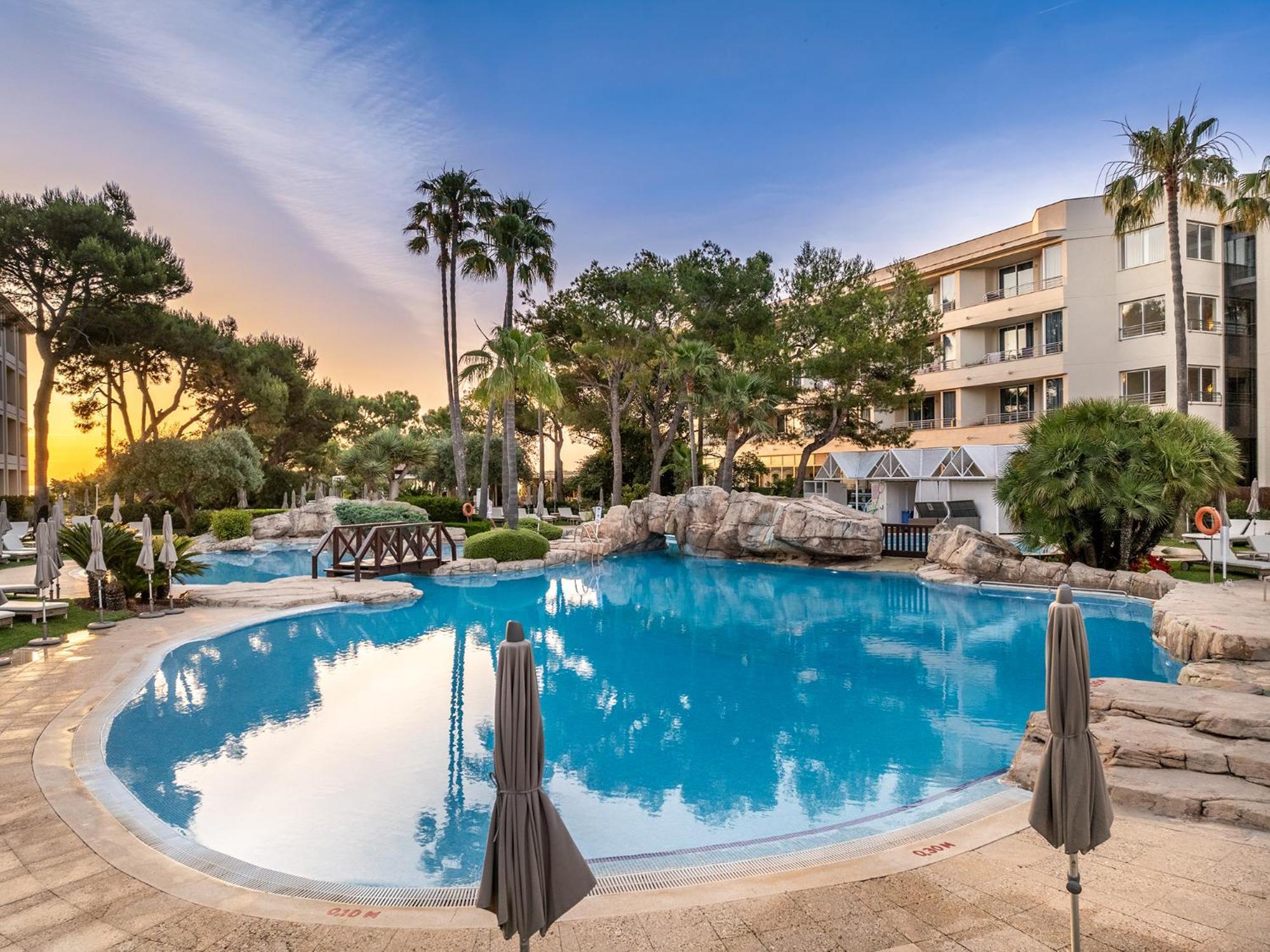 Grupotel Parc Natural & Spa Playa de Muro (Mallorca) Exterior foto The pool at the hotel