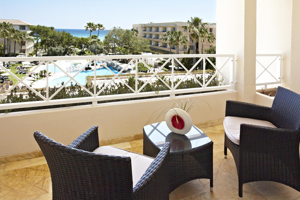Grupotel Parc Natural & Spa Playa de Muro (Mallorca) Quarto foto A balcony at the Hilton Nicosia