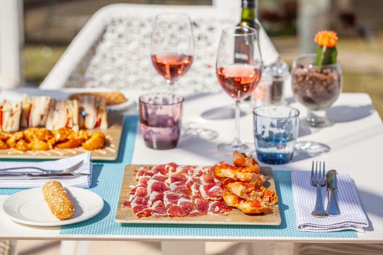 Grupotel Parc Natural & Spa Playa de Muro (Mallorca) Exterior foto A typical tapas bar table